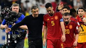 Luis Enrique y Sergio Busquets al final del Alemania-España del Mundial de Qatar 2022