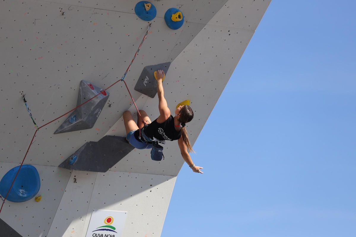 Escaladora en el Campeonato de España 2024, evento patrocinado por Renfe