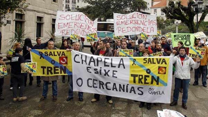 Los vecinos de Chapela y los miembros del Grumir, ayer, en la protesta ante el Concello.  // Marta G. Brea