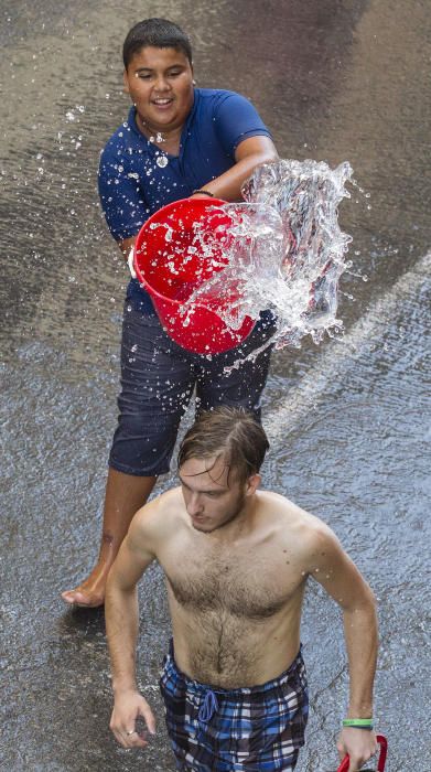 Una refrescante "poalá" para encarar el final de fiesta del Raval Roig