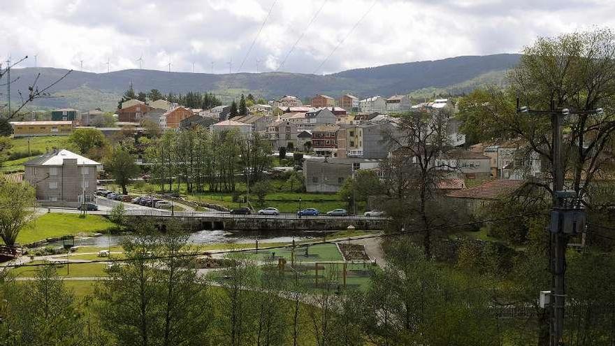 Vista del casco urbano de Rodeiro, con el paseo fluvial en primer plano. // Bernabé/Javier Lalín