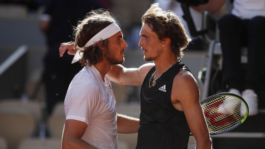 Saludo entre Tsitsipas y Zverev.