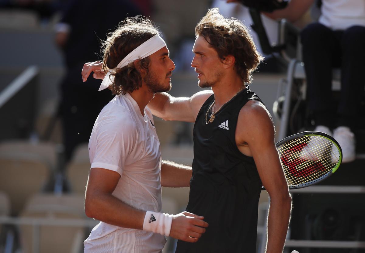 Saludo entre Tsitsipas y Zverev.