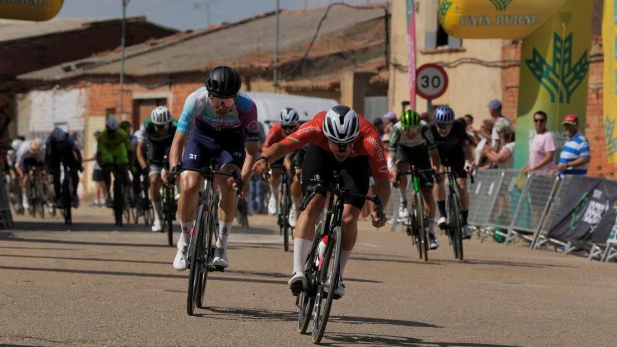 La espectacular llegada del pelotón a Villalpando