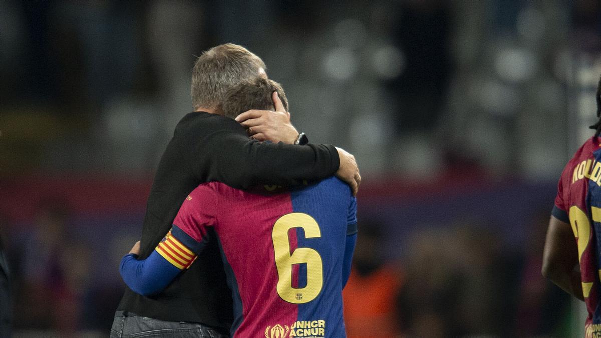 Flick felicita a Gavi tras su reaparición en los terrenos de juego al final del Barça-Sevilla.