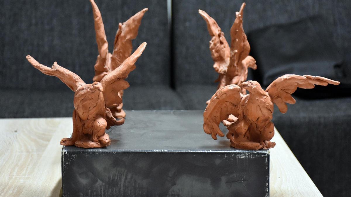 Boceto de las Águilas que llevará el titular de la Columna realizadas por Martín Nieto