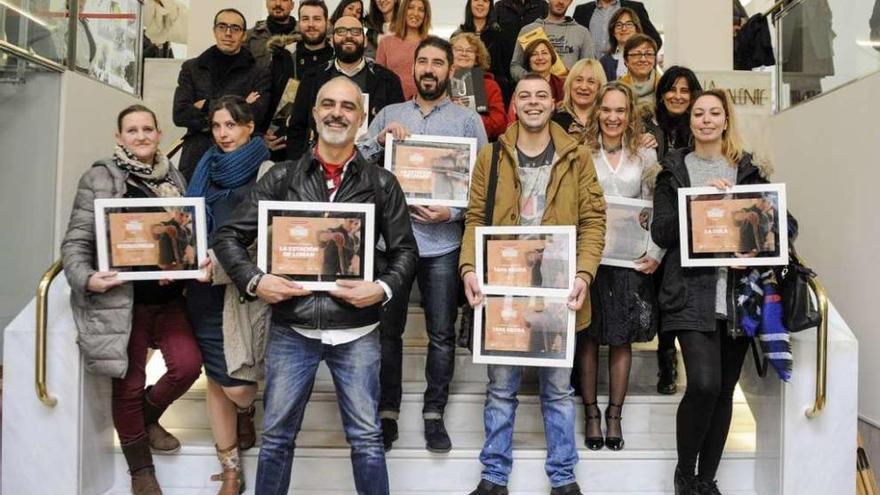 Los galardonados, en una foto de familia en las escalinata del Ángel Valente en el Paseo. // Brais Lorenzo