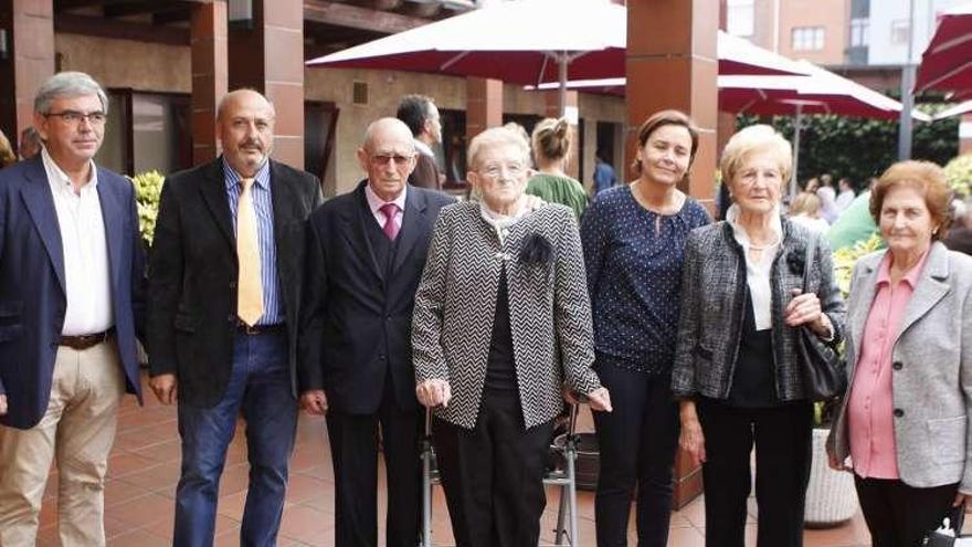 La Alcaldesa, tercera por la izquierda, con los homenajeados de Serín.