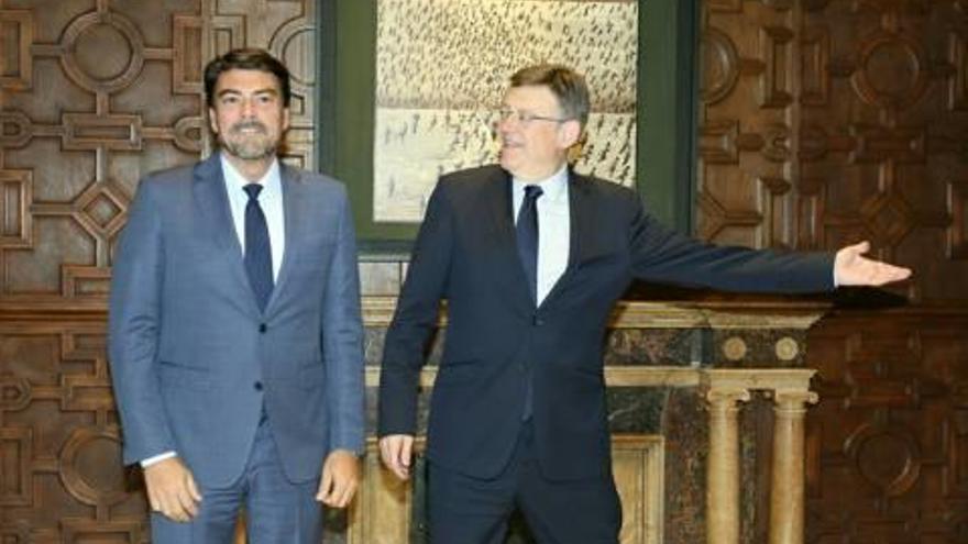 El presidente de la Generalitat, Ximo Puig, invita a Barcala a pasar a la reunión en el Palau.