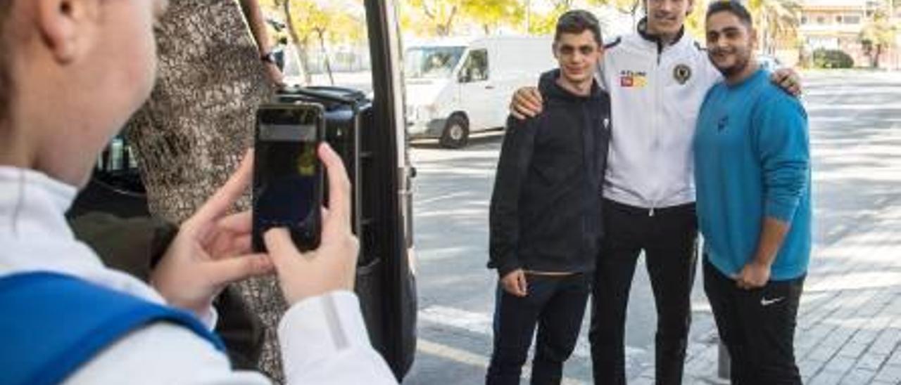 Una pareja de aficionados blanquiazules se fotografía con Fran Miranda, ayer, antes de subir al autobús.