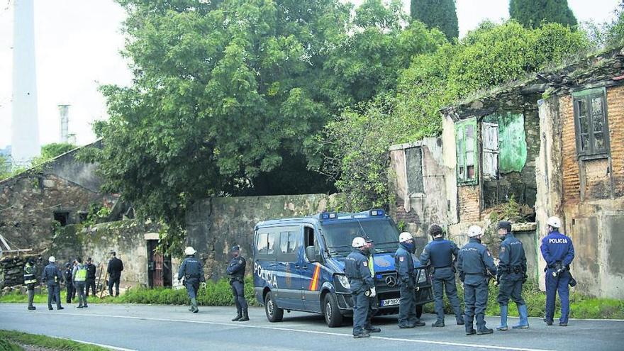 Agentes, durante la operación antidroga.