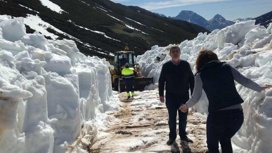 Somiedo se afana en la reapertura del paso a León por La Farrapona