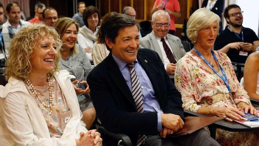 Por la izquierda, la vicepresidenta cántabra, Eva Díaz Tezanos, Javier Fernández y Marina Lombó, la directora del Centro de Estudios de la Administración cántabra, ayer en los cursos de la Universidad Menéndez Pelayo.