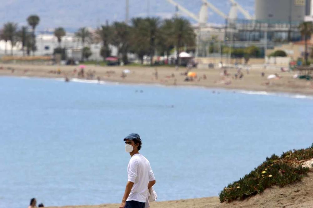 Los malagueños se lanzan a la playa