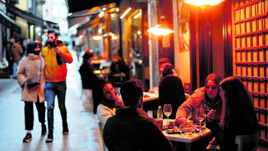 Personas en una terraza de Madrid, ayer.