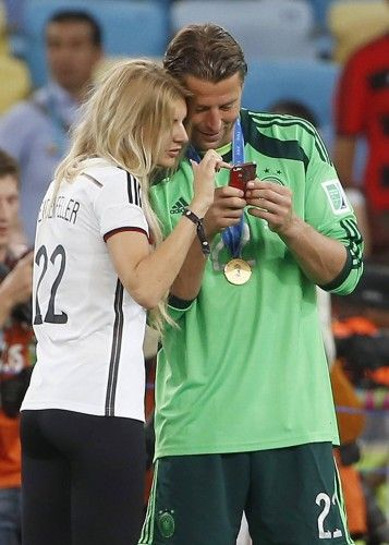 Roman Weidenfeller celebra la Copa con su novia Lisa Rossenbach
