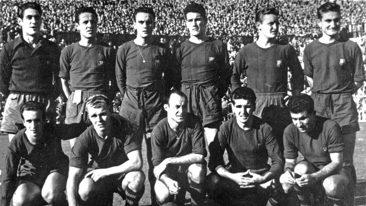Ferrer, de pie, a la derecha, en el partido que jugó con el primer equipo del FC Barcelona