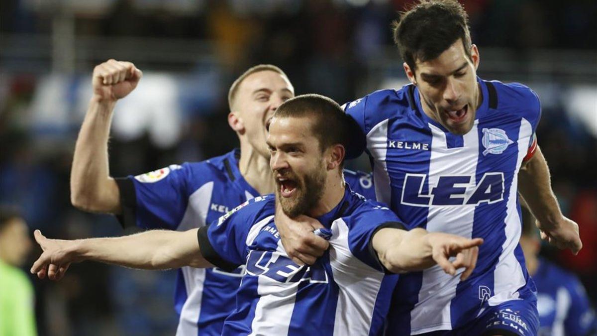 Rodrigo Ely, Laguardia y Manu García celebran un gol ante el Levante