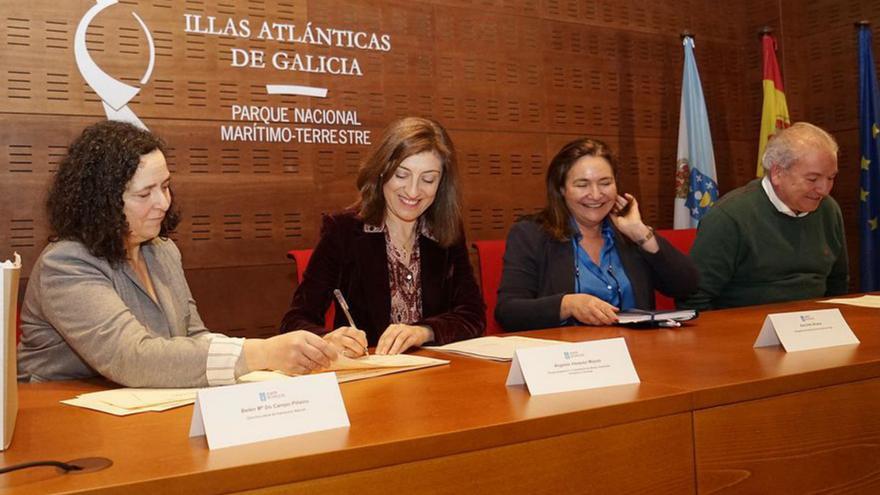 Vázquez y Ana Ortiz, durante el acto de entrega del certificado.