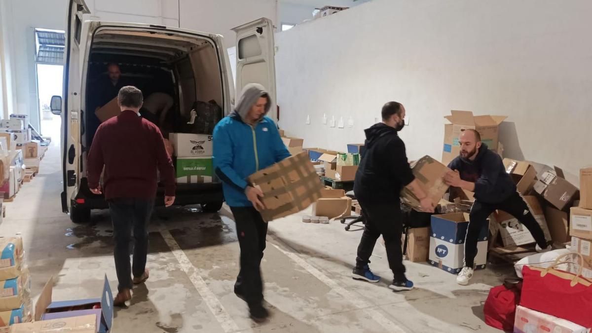 Voluntarios cargan material en Llanera para llevar a Polonia y Ucrania en una furgoneta.