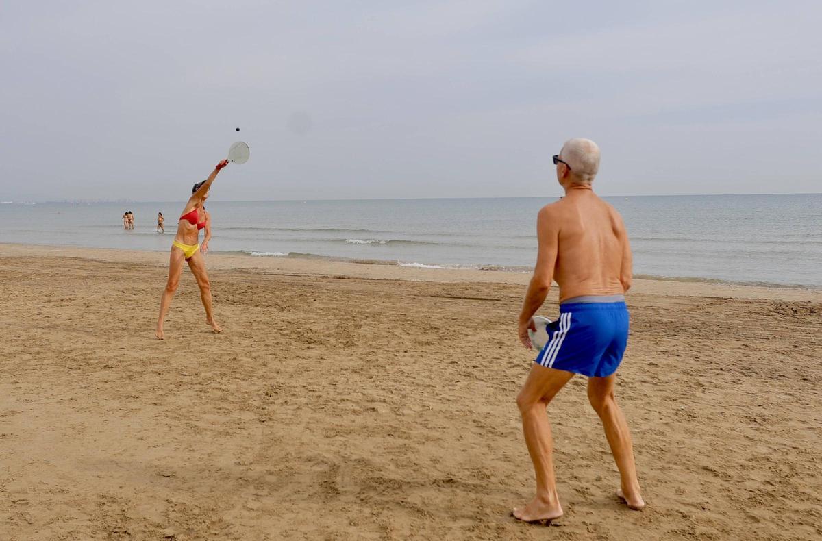 Gran ambiente en las playas de València, pese a las nubes