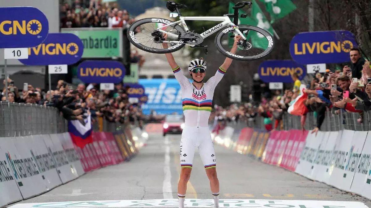 Tadej Pogacar gana en Lombardía, el año pasado.