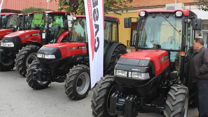 Varios tractores en una feria celebrada recientemente en Jumilla.