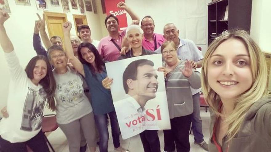 Los socialistas de Oliva celebran la victoria de Sánchez.