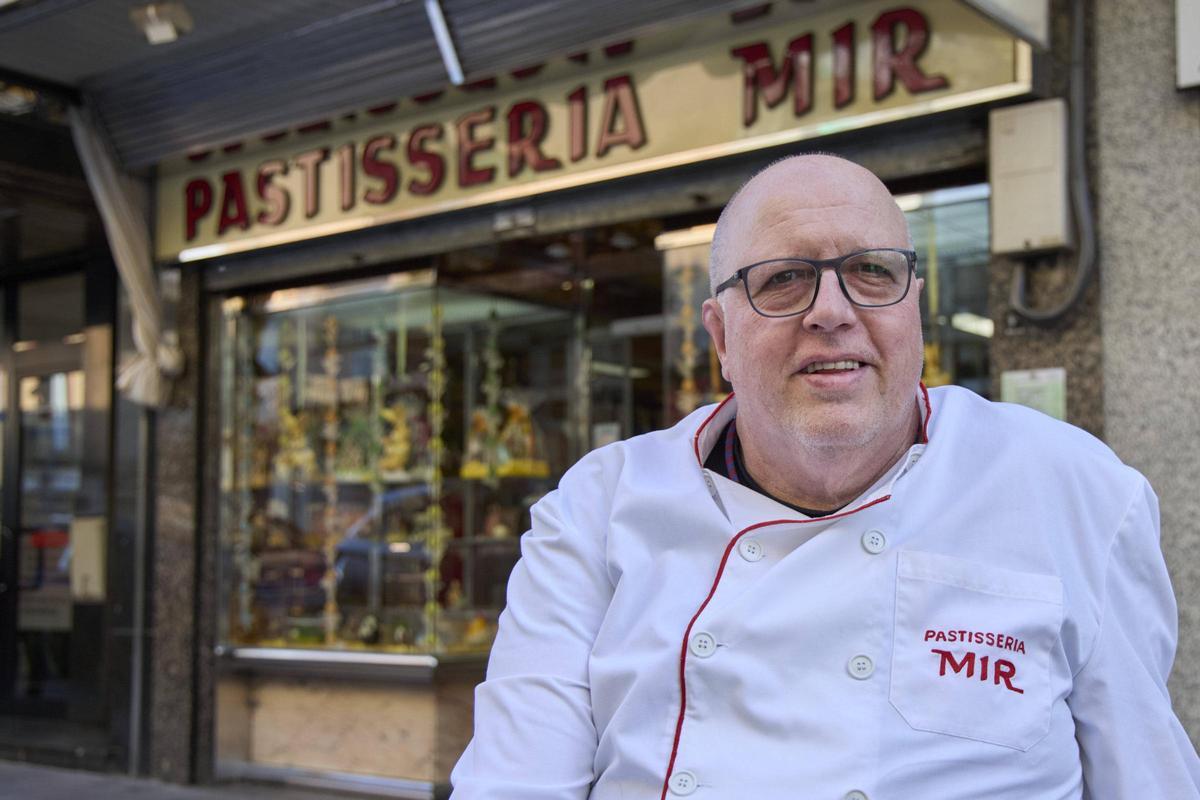 El pastisser Jordi Mir a l'obrador i botiga de la Pastisseria Mir d'Arbúcies