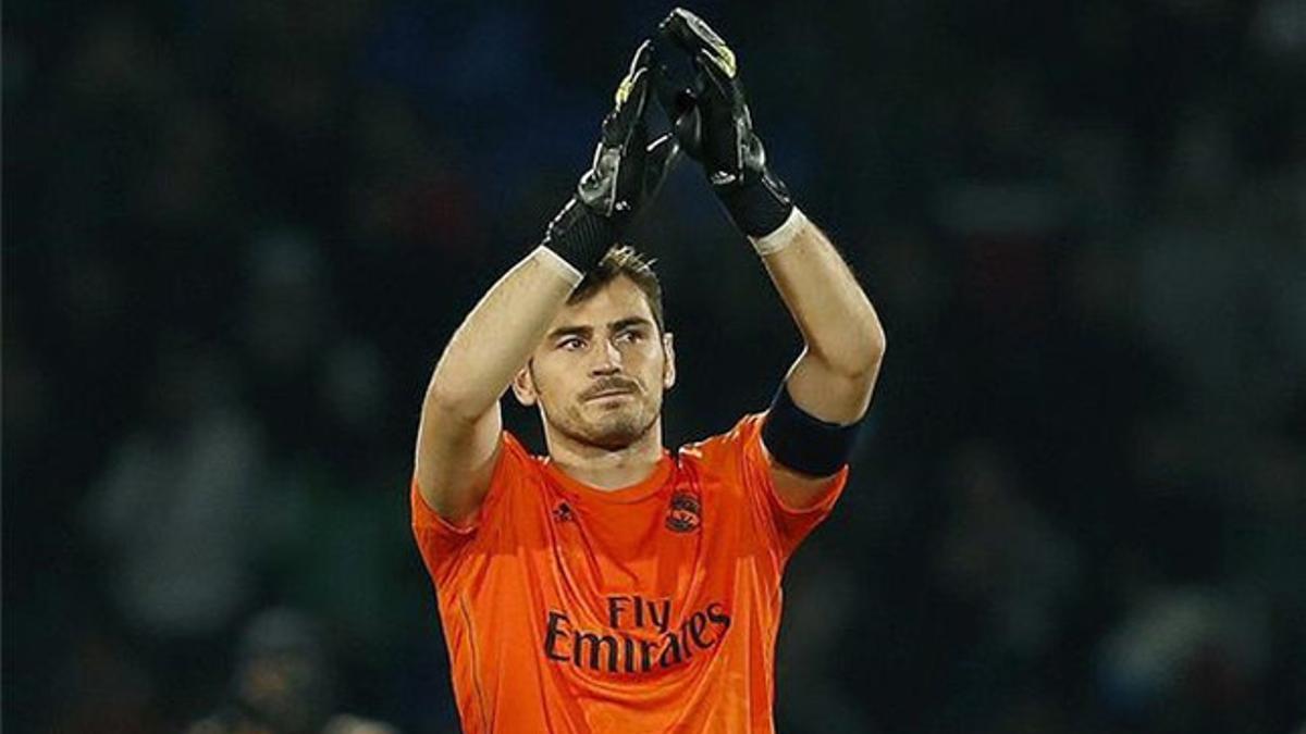 Iker Casillas aplaudiendo a los aficionados