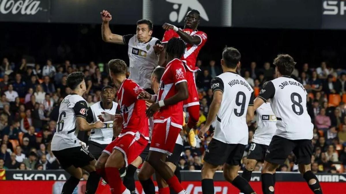 Un lance del Valencia-Rayo de la pasada campaña en Mestalla