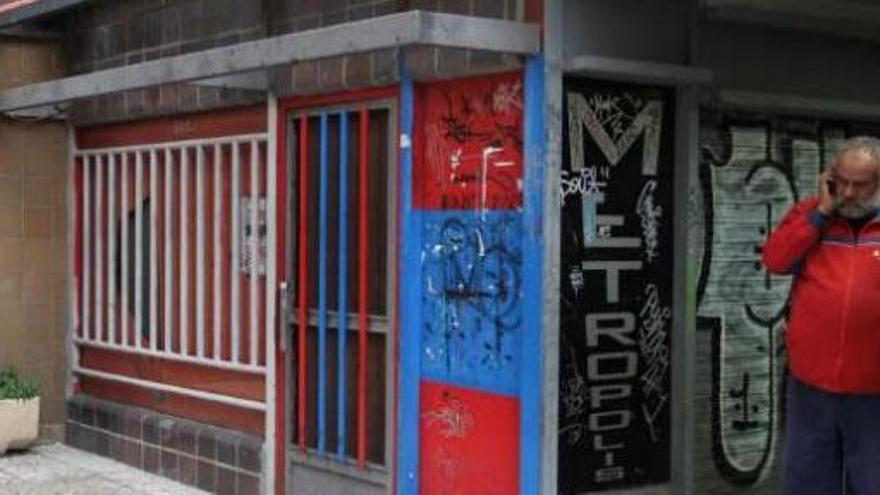 El propietario del «Metrópolis» a las puertas del local, cuyas paredes fueron tomadas por grafiteros tras el cierre.