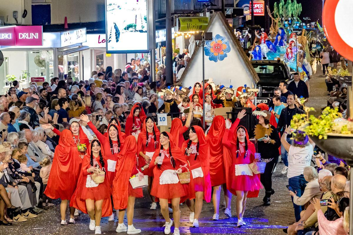 Un colorido Desfile de Carrozas cierras las fiestas de Benidorm