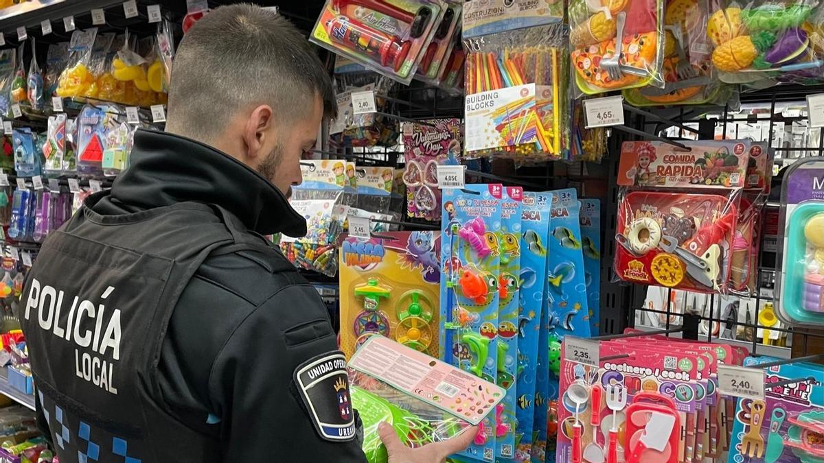 Inspección policial de juguetes.