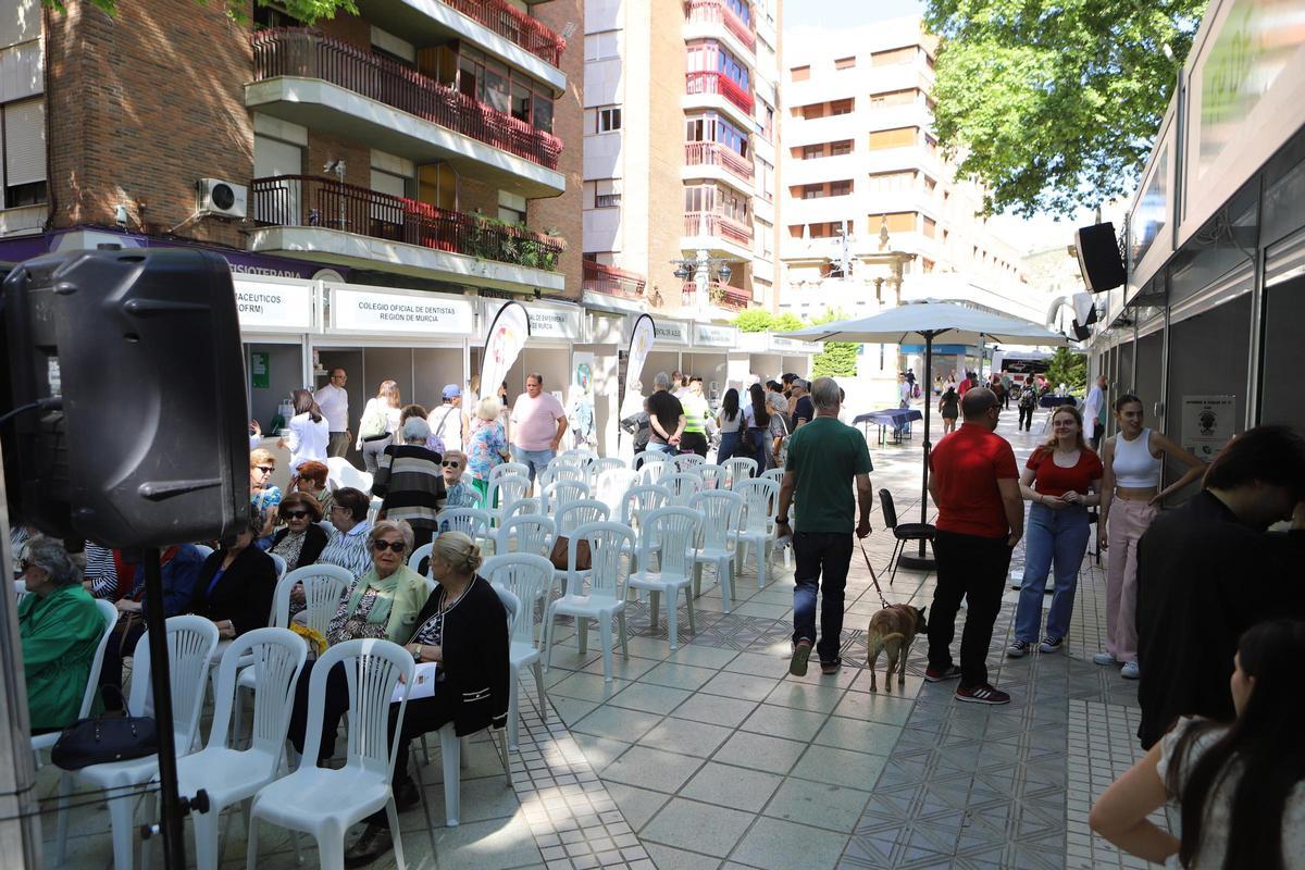 Panorámica de parte de los stands instalados.