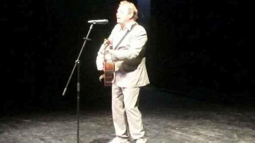 Pablo Carbonell durante su actuación en el teatro Latorre.