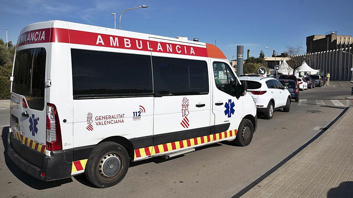 Cola de coches en el Hospital de Sagunt a la espera de hacerse pruebas PCR. | DANIEL TORTAJADA