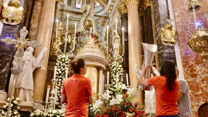 Las jugadoras del Valencia Basket ofrecen su título de campeonas de la Liga a la Virgen