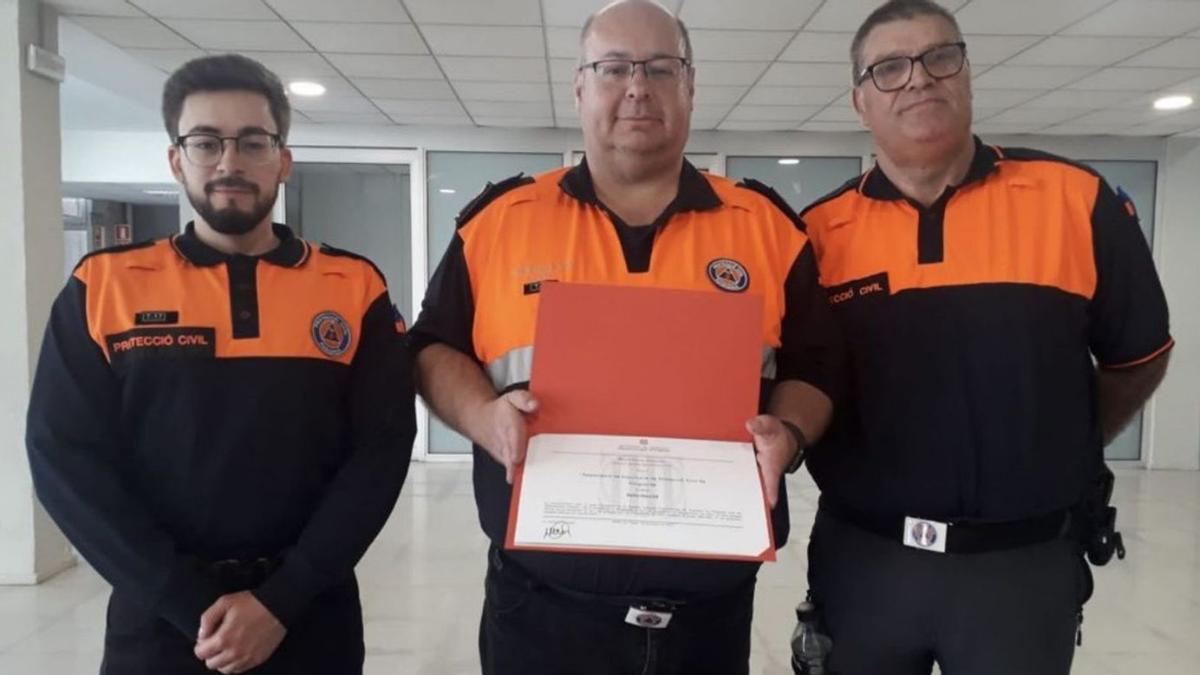 Membres dels voluntaris de Protecció Civil de Puigcerdà amb el guardó | AJ PUIGCERDÀ