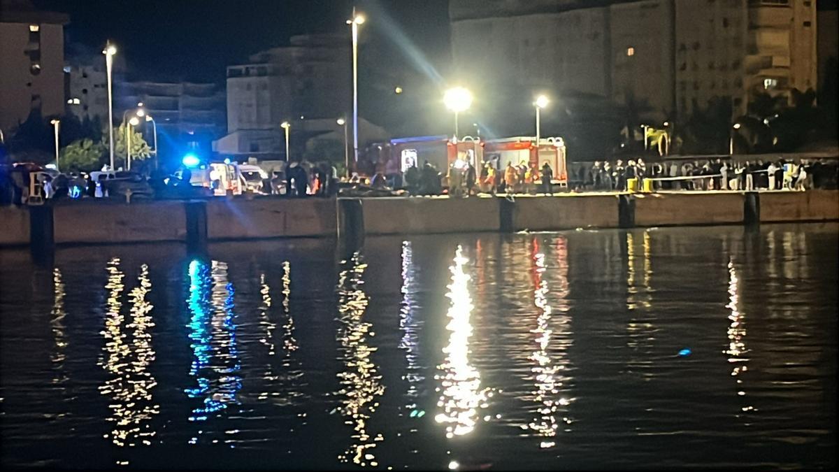 Policía y Bomberos en la zona en la que se ha precipitado el coche al agua en el puerto de Gandia