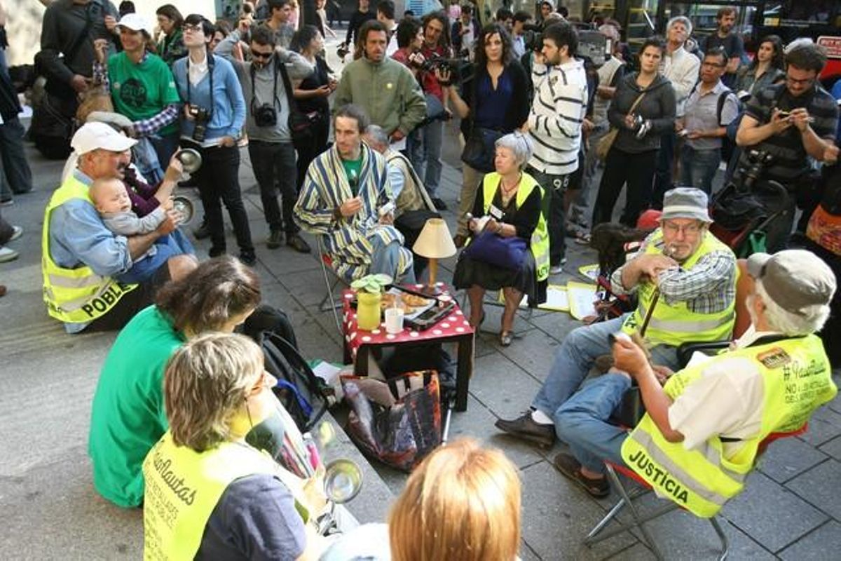 Diversos iaioflautes recolzen la protesta a Via Laietana, aquest matí.