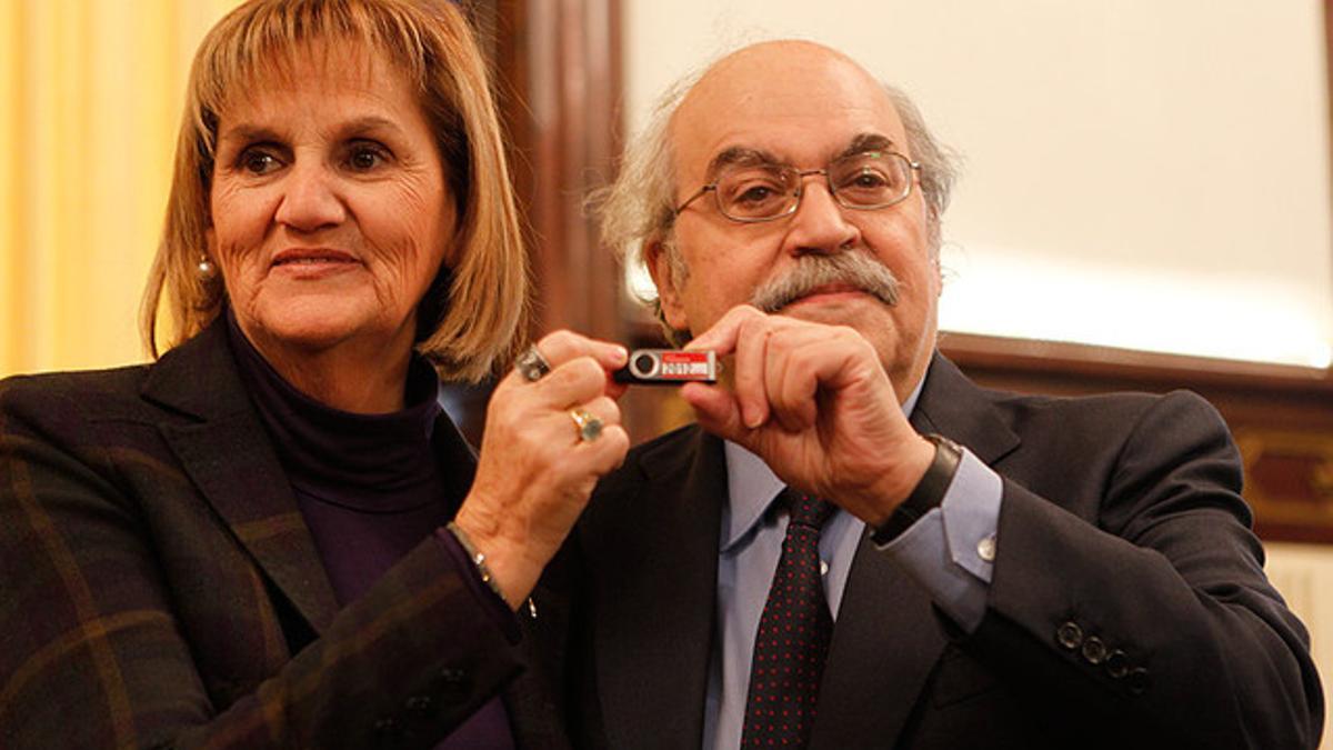 La presidenta del Parlament, Núria de Gispert, y el 'conseller' de Economia, Andreu Mas-Colell, muestran el lápiz de memoria con los presupuestos de la Generalitat del 2012.