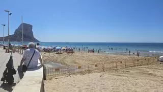 Calp cierra un tramo de su playa del Arenal-Bol por un vertido que no ha llegado a la arena ni al mar