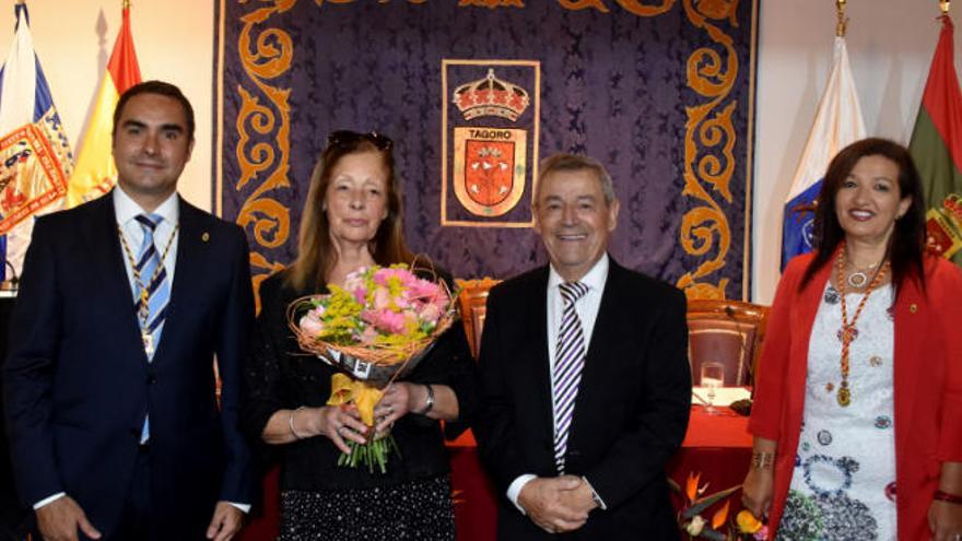 Hermógenes Pérez y su esposa junto al alcalde y la edil de Fiestas.