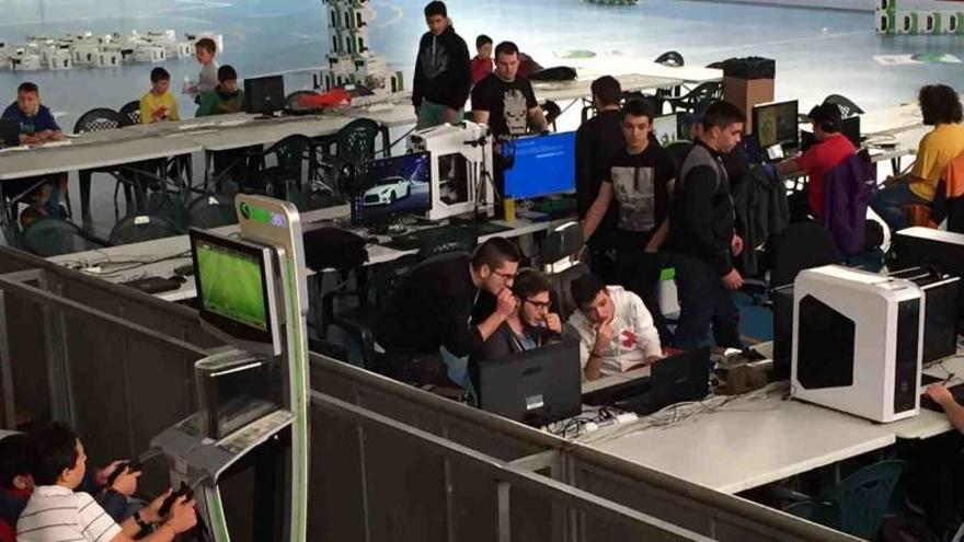 Imagen de la «Lan Party» celebrada en el polideportivo