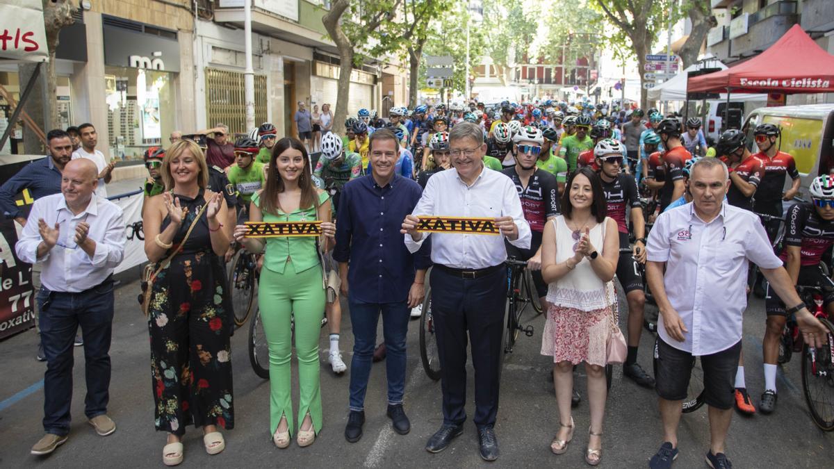 Ximo Puig y la consellera Rebeca Torró, junto al alcalde de Xàtiva, Roger Cerdà, la Reina de la Fira, Patricia Iborra y los concejales Pedro Aldavero y Xelo Angulo, en el inicio del Trofeu de Ciclisme de la Fira.