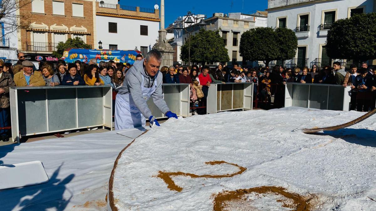 Repartidas 2.500 porciones del hornazo gigante de Jueves Lardero en Fernán Núñez