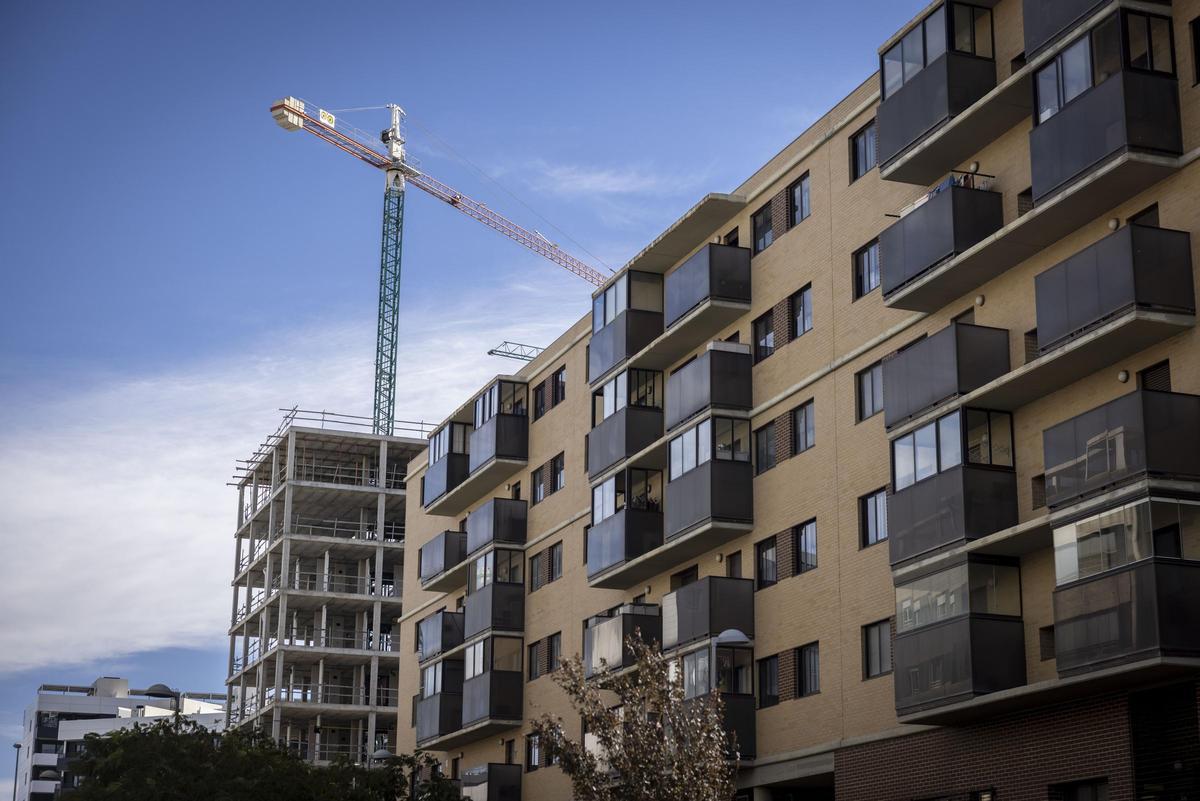 Un bloque de viviendas en construcción en Arcosur, junto a otro ya habitado, en la parte más consolidada del barrio.