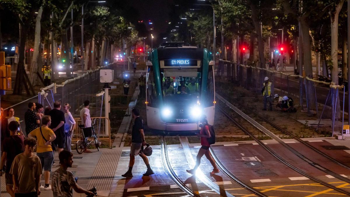 El nuevo tranvía por la Diagonal el día que empezó las pruebas de circulación, el pasado 15 de julio.