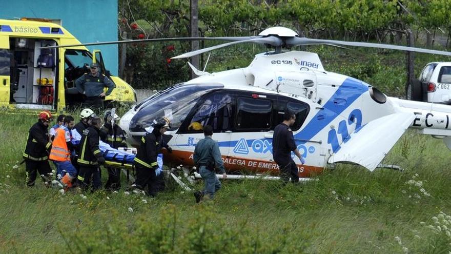 El personal de emergencias transporta al herido ayer en Orazo al helicóptero para trasladarlo al Clínico.